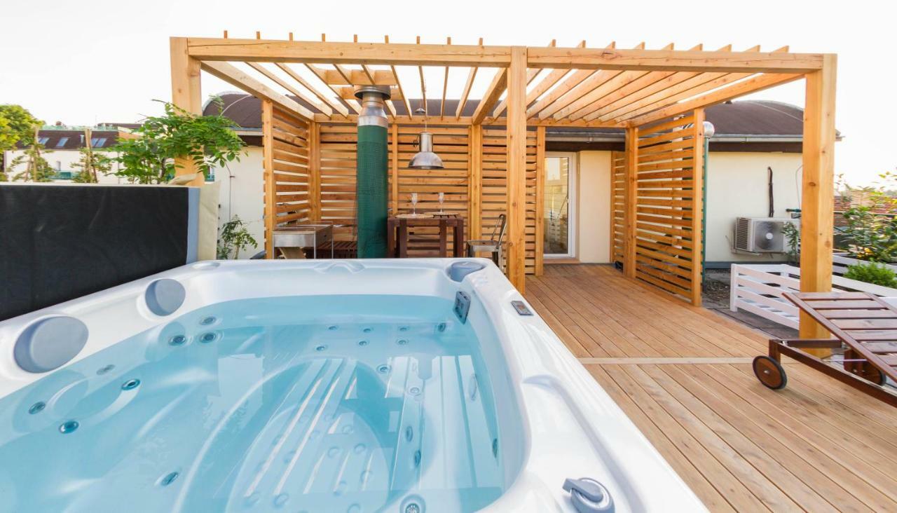 Romantic studio with jacuzzi Praga Zewnętrze zdjęcie